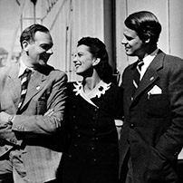 Fig. 3. Fra optagelserne til  sagførerfilmene. Gunnar Lauring, Beatrice Bonnesen, Johan Jacobsen.