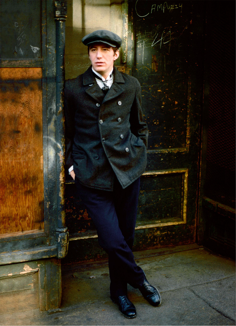 Fig. 4: Thommy Berggren er Joe Hill! Her i New Yorks gader efter ankomsten til USA, skildret i filmens berømte indledning.