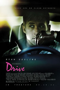 Fig. 1: Udformningen af filmens titel i cyklamefarvet formskrift minder om adskillige 1980er-film – fx Cocktail (1988), Heathers (1988) og 37°2 le matin/Betty Blue (1986). Filmens andre 80er-koblinger omfatter desuden en karakter, som producerede actionfilm i 1980erne, ligesom soundtracket i høj grad er præget af 80er-retro.