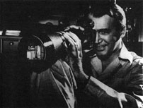 Fig. 1: Hvorfor får vi altid at vide, hvad en film handler om men sjældent hvordan den handler, når vi læser en filmanmeldelse? James Stewart leder efter svaret i Rear Window (1954).