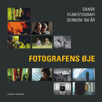 Fig. 1: Fotografens øje – Dansk filmfotografi gennem 100 år (Lindhardt og Ringhof, 2009). Bogens titel er (sandsynligvis) inspireret af en udtalelse fra Mogens Rukov på s. 94 om, at billedets kvalitet ikke ligger i motivet, men i ”fotografens øje” - det fotografen bidrager med.