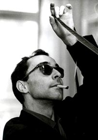 Fig. 1. Cineasten Jean-Luc Godard i 60’erne, iført de karakteristiske mørke briller, som han bærer på næsten alle billeder fra denne periode.