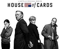 I 2007 begyndte Netflix at streame materiale uden i første  ombæring at kræve yderligere for det – foruden at geare forretningen til  fremtidens udvikling var håbet at kunne nedbringe udgifter ifm. opbevaringen,  håndteringen og forsendelsen af fysiske DVD’er (”Netflix, Inc. History” 2013).  Netflix løb så i ind i alvorlige PR-problemer, da de i 2011 forsøgte at spalte  streamingen og den fysiske udlejning op i to separate ydelser - sidstnævnte  skulle håndteres af et nyetableret foretagende ved navn Qwikster (se bl.a.  Gilbert 2011, Zax 2011). Hastings trak initiativet tilbage, men aktierne  styrtdykkede ikke desto mindre (fig. 4).  I midten af juli 2011 nåede aktien at  runde 300, men var i begyndelsen af august næste år faldet til under 55  (nasdaq.com). Siden da fandt Netflix en mere gelinde måde at spalte streaming-  og DVD-tjenesten på, selv om sammenkoblingen af det mere omfattende DVD-katalog og streamingindholdet også havde nogle  fordele – i hvert fald for kunderne, der fx kunne leje de sæsoner af en serie  på DVD, som Netflix af en eller anden grund ikke havde købt  streamingrettighederne til (Greenfield 2013). 2011  og 2012 var også præget af omkostningsfulde lanceringer på andre markeder som Canada,  Latinamerika, Storbritannien og Irland. Selv om antallet af abonnenter steg i  USA og voksede hurtigere i fx Canada end forventet, så kunne det ikke  kompensere for udgifterne ifm. ekspansionen, og firmaet måtte i første kvartal  2012 notere sig det første underskud siden 2005 (Fritz 2012a).  Særligt det latinamerikanske marked viste sig  at være trægt og stillede nogle andre udfordringer end fx Canada,  Storbritannien og Skandinavien (Fritz 2012b). Ikke desto mindre tyder Netflix’ overordnede fremgang på ikke-amerikanske  markeder fra 3.1 millioner per 31. marts 2012 til 7.1 millioner per 31. marts  2013 (”By the numbers” 2013) på, at bekvemmelighed, lettilgængelighed og  driftsikkerhed i hvert fald på nuværende tidspunkt har en større betydning end  kvaliteten af selve udvalget. Netop førstnævnte ser ud til at være Netflix’  vigtigste konkurrenceparameter og indsatsområde (se bl.a. Dixon 2013). Netflix  har da også en mindre hær af toplønnede dataingeniører, der både laver  applikationer til at teste og forbedre deres datatrafik (Vance 2013, s. 60).  Særligt i 2013 har firmaets aktiekurs genrejst sig ganske markant og ligger i  skrivende stund omkring kurs 230 (nasdaq.com).