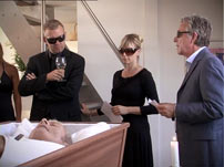 Fig. 1. Jarl Friis Mikkelsens begravelse. Klovn, episode 36 (2006, instr. Mikkel Nørgaard).