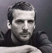 Mathieu Kassovitz debuterede i 1993 med komedien Métisse, men hans store gennembrud kom først i 1995 med Hadet. Kassovitz var kun 27 år gammel, da medierne pludselig udråbte ham til fransk films nye store håb. Han modtog prisen som Bedste Instruktør på Cannes Filmfestival samme år. Hadet var desuden nomineret til 10 César-priser og modtog 3 blandt andet for Bedste Film. På trods af sin overbevisende fremstilling af livet i en berygtet forstad, har Kassovitz ingen direkte forbindelse til miljøet. Han er født ind i en borgerlig, men intellektuel familie i Paris, hvor faren af ungarsk, jødisk oprindelse er filminstruktør mens moren er filmklipper. Kassovitz er også en meget dygtig skuespiller (spiller blandt andet Nino i Den fabelagtige Amélie fra Montmartre), men foretrækker rollen som filminstruktør. Kassovitz har siden Hadet indspillet flere film i blandt andet USA.