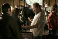 Fig. 1: David Milch med fingrene dybt nede i alle aspekter af produktionen af Deadwood.