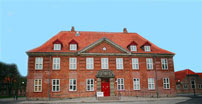Fig. 1. En tilfældig, rød bygning? Nej, det er hovedbygningen i Avedørelejren i Hvidovre, der nu huser et cirkusmuseum. Men det er også den, der ’spiller’ det plejehjem, farmoderen bor på i ”Flyvende Farmor” (2001).