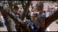Fig.2: ”Hvis du netop nu kunne dræbe George ved at knipse med fingrene, ville du så gøre det?” spørger Sams veninde Millie (Carly Schroeder) ham efter overfaldet. Rent hypotetisk naturligvis, men alene det at spørge.