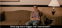 Fig. 2. Dicky peger mod kameraet. Foto: Nordisk Film.