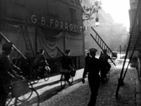 Fig. 2: Roms gader spiller en vigtig rolle i Cykeltyven. Mange af scenerne udspiller sig tidligt om morgenen, hvor de lange skygger er med til at give en særlig stemning.