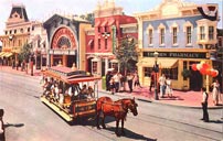 Fig. 2: Postkort fra Disneylands Main Street anno 1955, der tydeligt viser Walts nostalgiske udgave af Amerika fra 1910’erne. Hele Walts kreative output – inkl. Disneyland – opsummeres bedst i sangen “When You Wish Upon a Star” fra Pinocchio (1940): “When your heart is in your dream / No request is too extreme”.