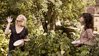 Fig. 2: Justine og Claire ved chateauet. Foto: Christian Geisnæs.
