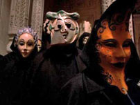 Fig. 2: Jan Harlan var ansvarlig for indkøbet af maskerne til brug i Eyes Wide Shut. Han tog selv til Venedig og købte dem – en noget uvant opgave for en producer.