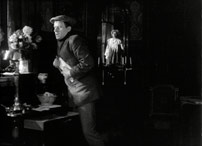 Fig. 2: Nissen fremhæver med rette denne scene fra Ved fængslets port (instr. August Blom, 1911): ”Med spejle angives dramatisk spænding mellem personerne, og samtidig kompenseres der for de snævre dekorationer” (13-4).