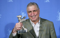 Fig. 2: Her ses Errol Morris til filmfestivalen i Berlin, hvor han har modtaget juryens Grand Prix for filmen Standard Operating Procedure (2008).