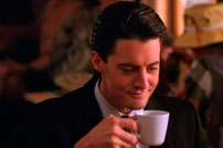 Fig. 2: Præcis ligesom David Lynch selv, elsker også Dale Cooper en god kop kaffe.
