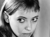 Fig. 2. Anna Karina i rollen som Odile Monod. Gennem hele filmen benytter Godard enhver lejlighed til at lade sig forføre af Karinas smukke ansigt. Hun indspillede i perioden 1960-1966 syv film for Jean-Luc Godard. Hun blev gift med Godard i 1960, og parret blev skilt i 1967.