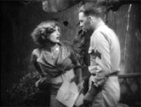 Fig. 2. Med en syv minutter lang walk-and-talk kamerakørsel er Lewis Milestones Rain (1932) et glimrende eksempel på den ’perambulating’ trend, som nævnes oven for. Sammenlign den fx med Raoul Walshs stumfilm baseret på samme historie, Sadie Thompson (1928), der har meget mindre kamerabevægelse.