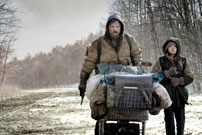 Fig. 2: Far og søn ’on the road’ med kun de mest livsnødvendige ting i vognen.
