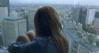 Fig. 2. Charlotte kigger på Tokyo fra sit hotelværelse.