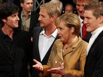 Fig. 2: Tværfagligt topmøde: Fodboldtræner ’Joggi’ Löw, instruktøren Sönke Wortmann, forbundskansler Angela Merkel og fodboldstjernen Bastian Schweinstieger til gallapremiere på Deutschland, ein Sommermärchen.