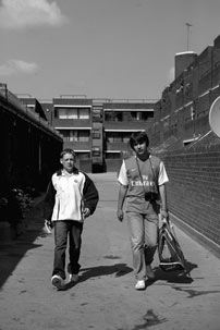 Fig. 3. Tommo og Marek (Piotr Jagiello) på eventyr i London-bydelen Somers Town.