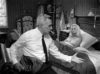Fig. 3: Vittorio De Sica i sit livs rolle som den anløbende levemand, Emanuele Bardone, med underskud på bundlinjen. Her ses han med sin unge elskerinde Valeria (Giovanna Ralli).