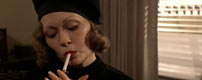 Fig. 3: Evelyn tænder en cigaret til trods for, at hun allerede har tændt en i forvejen.