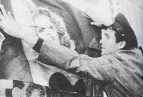 Fig. 3: Det er ikke ligegyldigt, at Antonio sætter en plakat op med det amerikanske film-ikon Rita Hayworth. De amerikanske glamour-film var alt det, neo-realismen ikke ville være.