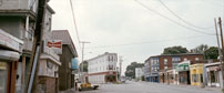 Fig. 3. Scenen er optaget on location i ét arbejdskvarter i Lowell. Foto: Nordisk Film. Titelsekvensen – eksklusiv prologen - kan ses på YouTube.