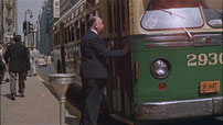 Fig 3. Hitchcocks cameo i North by Northwest (1959). Her er instruktøren i New York, men spørgsmålet er, hvor karakteren Roger Thornhill senere i filmen kører spritkørsel. Er det på USA’s øst- eller vestkyst?