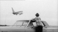 Fig. 4. Mens Eddie venter på, at Willie henter kusinen i flyet, ser vi flyet lette. Vi forstår altså, at han er rejst, men på elliptisk vis undlader Jarmusch at vise ham træffe beslutningen og stige om bord.