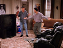 Fig. 4: I denne episode køber Joey de to kæmpe store lænestole, i serien kaldt barcaloungers, og et stort fjernsyn til Chandler og sig selv, da han ansættes fast på soap-operaen ”Days of Our Lives”. Stolene fungerer herefter som centrum i de to mænds lejlighed frem til tidspunktet, hvor Chandler flytter sammen med Monica og tager sin stol med.