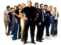 Fig. 4: Tony Soprano flankeret af medlemmer af sine to familier. Til venstre psykiateren og ’kernefamilien’, til højre mafiakumpanerne.