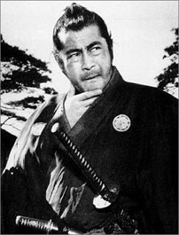 Fig. 4: Genindspilningen kan ses som en genretransformation, der sætter samme plot i en ny kontekst, men beholder helt centrale elementer som f.eks. antihelten. I Yojimbo er det den herreløse Samurai Sanjuro, spillet af Toshiro Mifune.