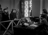 Fig. 5: Charlatanen Bardone i tyskernes hovedkvarter, hvor han driver lyssky forretninger med en ung officer og samler ofre op, hvis personlige tragedier, han kan slå plat på.