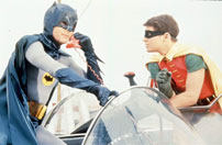 Fig. 5: Adam West og Burt Ward som Batman og Robin anno 1960’er camp. Den campede stil er kendetegnende ved en overdreven og ironiserende men kærlig tilgang til materialet.
