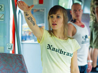 Fig. 5: Nazibraut! Skuespillerinden Alina Levshin i rollen som Marisa,  nynazisten med den karakteristiske feather cut frisure.