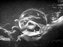 Fig. 5. The snowy globe at the beginning of Citizen Kane (Orson Welles, 1941).