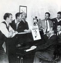 Fig. 5: Walt Disney var primusmotoren på møderne hvor en tegnefilms historie blev fastlagt, og hans indflydelse på storyboardplanlægningen var omfattende. Der eksisterer omfattende transskriptioner fra møderne, hvori Walts visioner for f.eks. flere scener i Bambi (1942) er nedfældet og matcher den endelige tegnefilm i utrolig grad.