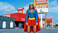 Fig. 5: Faye Dunaway spillede titelrollen i den storsatsende Supergirl (1984) som, trods datidens tiltagende fokus på de stærke kvinder, blev en dundrende fiasko.