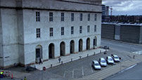 Fig. 5: Lund går ud fra politigården. Foto: DR.