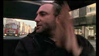 Fig. 4 og 5: Tonny (Mads Mikkelsen) og Frank (Kim Bodnia) kører ud ad Vesterbrogade, men i klippet mellem to indstillinger rykker bilen et par hundrede meter tilbage mod Rådhuspladsen. Det kan man se, hvis man tjekker udsigten gennem bagruden.