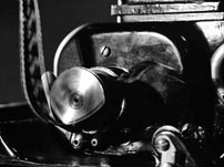Fig.6: Filmstrimlen på sin vej gennem filmprojektoren – Persona.