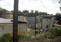 Fig. 6: Ved siden af det store ensemblecast, som serien udgøres af, spiller også Baltimore, som depraveret, forfalden storby, en central rolle. De kollektive og samfundsmæssige forhold synes, i den forstand, væsentligere hos David Simon end individer og personpsykologiske perspektiver.