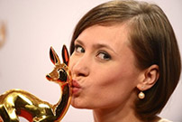 Fig. 6: Alina Levshin i en mere sødmefyldt positur, da hun modtog  en tysk Bambi-filmpris for rollen som Marisa.