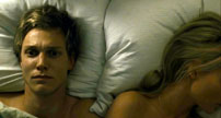 Fig. 6: Erik sammen med kæresten Lillian, der holdes på afstand af resten af vennerne. Stillbillede fra filmen.