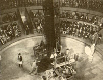 Fig. 6: Murnau og the Go-Devil. Murnau beskriver selv dens tiltænkte funktioner (Murnau 1928a+b), ligesom der er beskrivelser af ’kranen’ i Picture Play (Reid 1928) og Fox’s pressemateriale (”Trapeze Stunts...”).