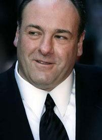 Fig. 6: Tony Soprano spilles af James Gandolfini, der i kraft af blandt andet sin bastante fysik inkarnerer Tonys farlige omskiftelighed mellem gemytlig bamsefar og koldblodig dræbermaskine.