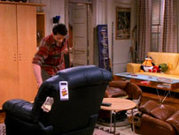 Fig. 6: I dette afsnit ødelægges Joeys stol af Rachel, hvorefter hun køber en ny til ham, meget imod hans vilje da han elskede originalen. Chandler tror imidlertid, at han har ødelagt stolen og udskifter den med sin egen. Da Joey nu står med valget mellem sin gamle, på mirakuløs vis helede, stol og den nye luksuriøse, ødelægger han den gamle, som i realiteten er Chandlers, for at kunne beholde den nye.